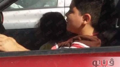بالصور.. طفل يثير أزمة بقيادة سيارة أسفل كوبري القبة