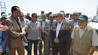 بالصور.. محافظ الإسماعيلية يفتتح موسم حصاد القمح