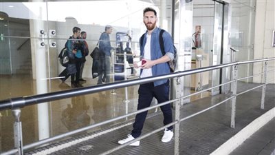 بالصور.. ميسي يغادر إسبانيا متجها إلى القاهرة