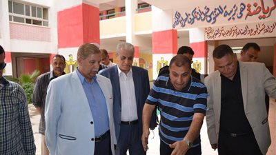 محافظ الإسماعيلية يتابع استعدادات المدارس للانتخابات الرئاسية (صور)