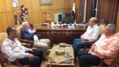 بالصور.. محافظ بورسعيد يقدم التعازي لمدير الأمن في شهداء الواحات