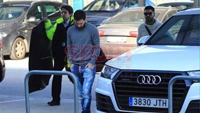 بالصور.. «ميسي» وشقيقاه في طريقهم إلى مطار إسبانيا