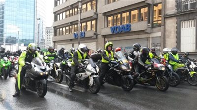 بالفيديو والصور.. مسيرة غاضبة في بروكسل بالدرجات النارية