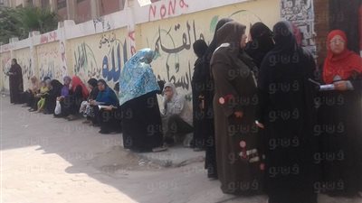 بالصور.. أولياء الأمور يفترشون الأرصفة أمام لجان الثانوية بالمطرية