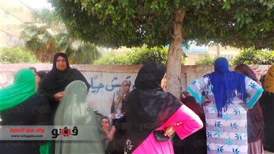 بالصور.. أولياء أمور أمام المدارس لمحاولة مساعدة أبنائهم على 