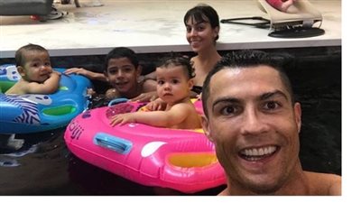 رونالدو يحتفل بالميلاد الأول لتوأمه بصورة عائلية