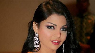 هيفاء وهبي تغادر مطار القاهرة متجهة إلى بيروت