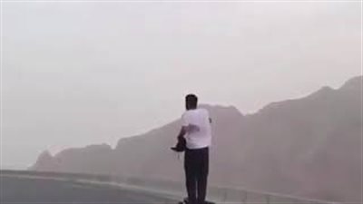 شاب يخاطر بحياته ويرقص فوق دراجة نارية (فيديو)