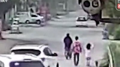 لحظة تعرض أم وطفلتها لحادث دهس مروع (فيديو)