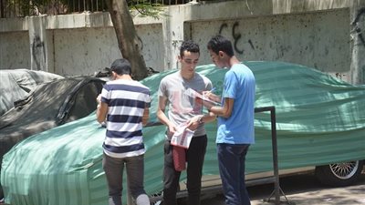 طرائف طلاب الثانوية يوم «الاقتصاد والإحصاء».. أبناء ثانوية المعادي يلعبون الكرة بعد انتهاء الامتحان.. هروب فتاة بورقة الإجابة ببنها.. وتنظيم ولي أمر حركة المرور بمحيط مدرسة نجله الأغرب (فيدي