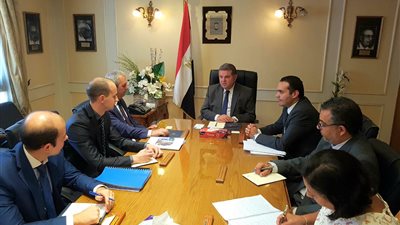 وزير قطاع الأعمال العام يبحث مع الممثل التجاري الروسي فرص التعاون المشترك