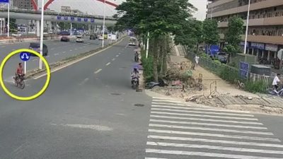 لحظة دهس سائق دراجة نارية تحت عجلات شاحنة (فيديو)