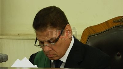 قاضى «التخابر» يتسلم تقارير طبية عن الشاطر ونجله