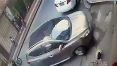 لقطات مفجعة للحظة دهس سيارة لطفلة صغيرة (فيديو)