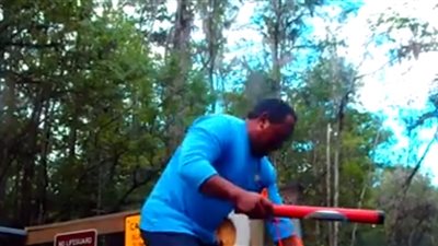 بالفيديو.. سقوط مضحك لرجل في البحر