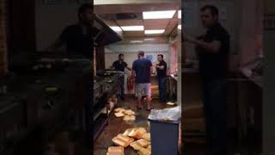 مشاجرة عنيفة بين رجل مخمور وعامل دخل مطعم بتركيا (فيديو)