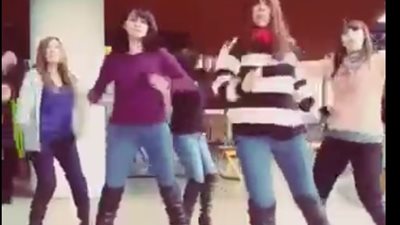 بالفيديو.. تصرف غريب من امرأة تجاه فتيات يرقصن