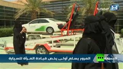 10 سعوديات يحصلن على رخص قيادة السيارات لأول مرة (فيديو)