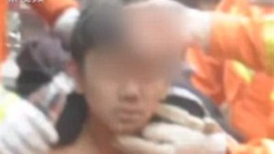 بالفيديو والصور.. لحظة إنقاذ طفل انهار عليه حمام