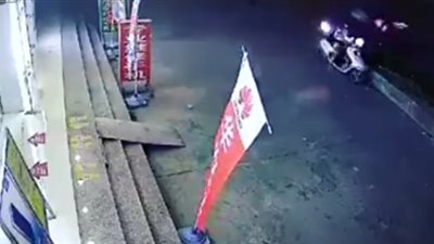 دهس امرأة بسيارة في حادث مفجع (فيديو)