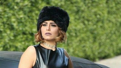 منه فضالي تبهر جمهورها بصورتها بجانب سيارة bmw