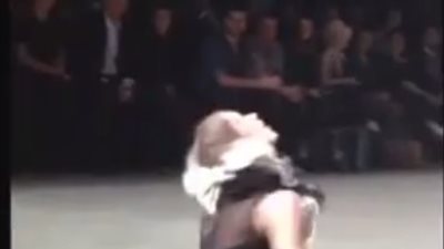 بالفيديو.. سقوط مروع لعارضة أزياء على خشبة المسرح