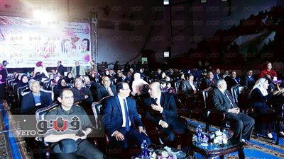 محافظ الدقهلية يكرم 44 من الأمهات المثاليات على أغاني عدوية