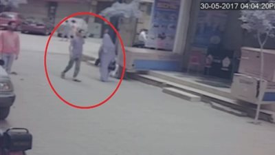 بالفيديو.. لحظة سرقة شاب 10 آلاف جنيه من محل في وضح النهار