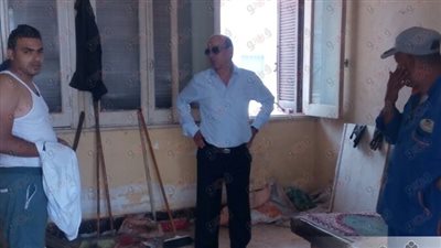 بالصور.. مسئول بالنقل يضبط عمال خدمات السكة الحديد نائمين