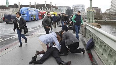 بالصور.. حكايات تخلع القلوب على جسر الموت في بريطانيا «تقرير»