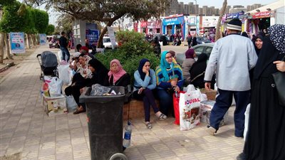 بالصور.. زائرو معرض القاهرة الدولي: عمال النظافة الجندي المجهول