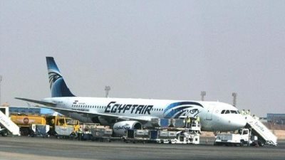 عطل فني يؤخر إقلاع طائرة مصر للطيران لأوغندا