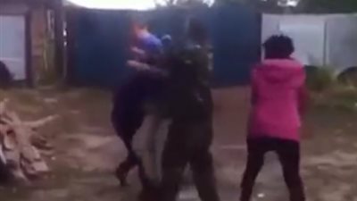 رجل يلقن امرأتين «علقة ساخنة» (فيديو)