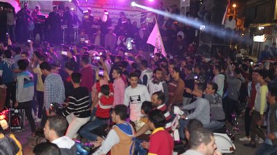 على نغمات الأغاني الشعبية.. «انزل وشارك» مسيرة بالمحلة (فيديو وصور)