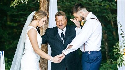 بالصور.. عريس يشعل مواقع التواصل بدموعه في حفل زفافه