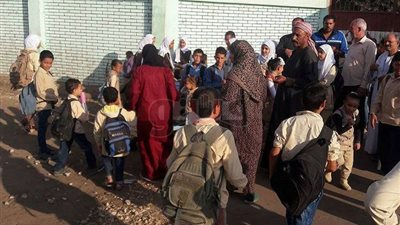 بالصور.. أولياء أمور بكفر الشيخ يغلقون مدرسة بالجنازير لغياب المدرسين