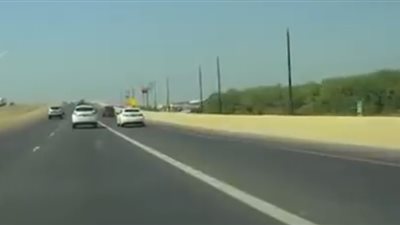 سائق يصطدم بشيء غير متوقع على الطريق (فيديو)
