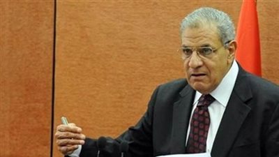 «محلب» وزوجته يغادران مطار القاهرة إلى السعودية لأداء عمرة رمضان