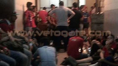 بالصور.. احتجاز جماهير الأهلي بسبب التذاكر المزورة بمباراة أسيك