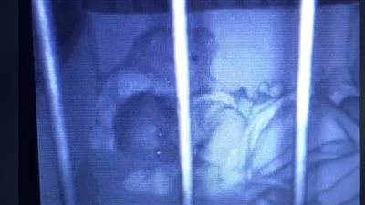 دمية تنام بجانب طفل تتحرك ليلا (فيديو)