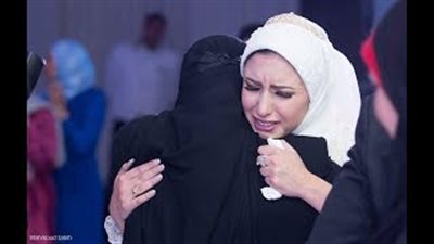 بالفيديو.. أم تفاجئ ابنتها العروس بهدية غير متوقعة في حفل زفافها