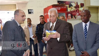 بالصور.. محافظ أسوان يتفقد الأسواق والمجمع الاستهلاكي بأبو سمبل
