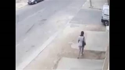 بالفيديو.. لحظة اعتداء لص على فتاة وسرقة حقيبتها في وضح النهار