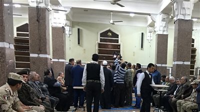 بالصور.. محافظ ومدير أمن الإسماعيلية ينتظران وصول جثمان شهيد سيناء