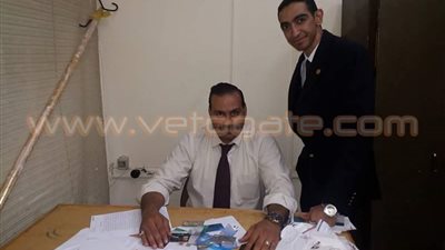 بالصور.. ضبط راكب حاول تهريب 27 فيزا و100 إيصال سحب بمطار القاهرة