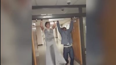 بالفيديو.. فتاة تضع شابا في موقف محرج أمام أصدقائه