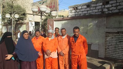 وقفة احتجاجية لعمال النظافة للمطالبة بصرف مرتباتهم في بني سويف