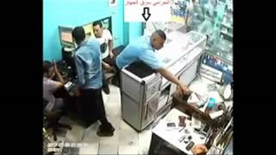 بالفيديو.. لحظة سرقة لص هاتفا محمولا من محل بشبين القناطر