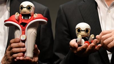 بالفيديو والصور.. أغرب وظائف «الروبوتات».. «الراهب البوذي» يشارك في الجنازات.. «أرداف» يقيس متانة هواتف سامسونج.. «روائي» يفوز بجائزة أدبية.. وجهاز «الأطفا