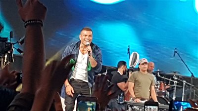 عمرو دياب يفتتح حفل الجامعة الأمريكية بـ«الليلة» (صور)